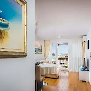 Apartment Art Of, Split